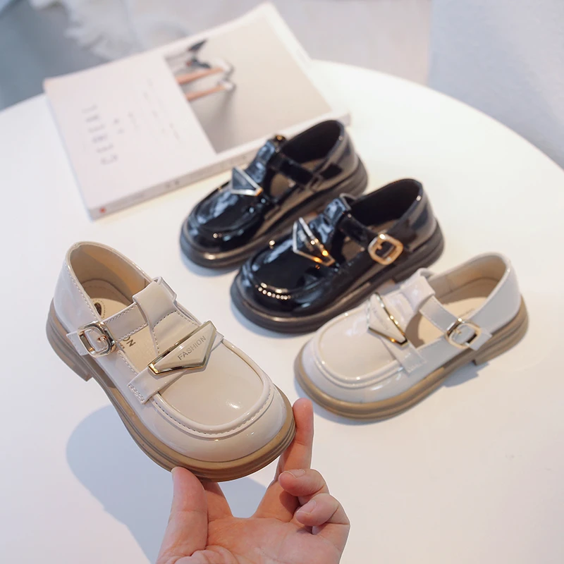 

Металлические и мягкие лоферы, украшения принцессы для девочек 2023, стильная подошва, модная весенняя Новая черная кожаная Осенняя британск...