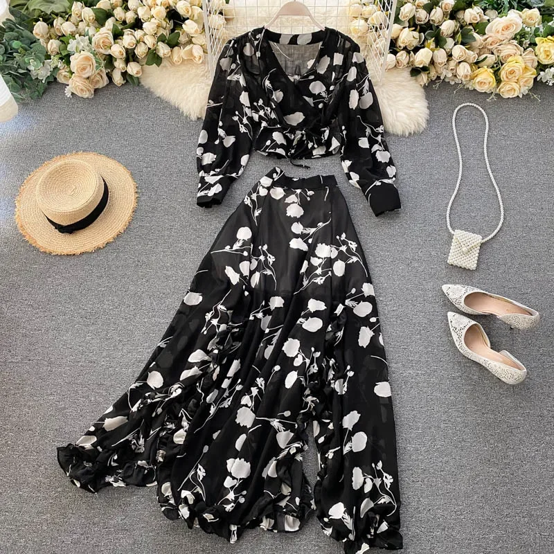 Женская блузка с V-образным вырезом оборками и высокой талией