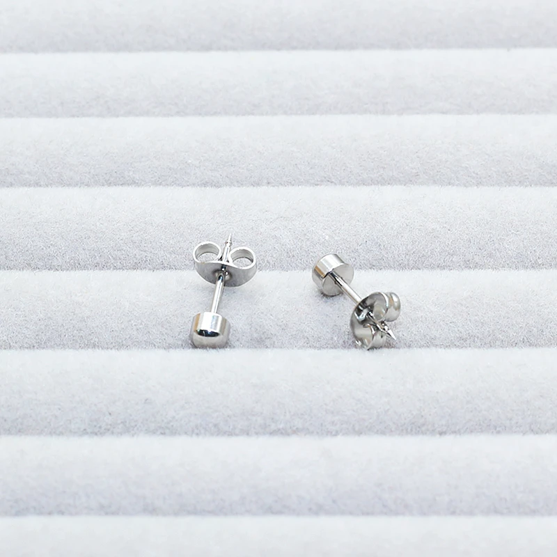 Серьги-гвоздики из титановой высокополированной нержавеющей стали с маленьким