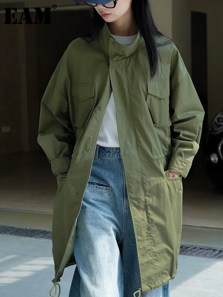 

[EAM] Women Army Green Drawstring Big Size Trench New Stand Collar Long Sleeve Windbreaker Fashion Spring Autumn 2023 1DH0150