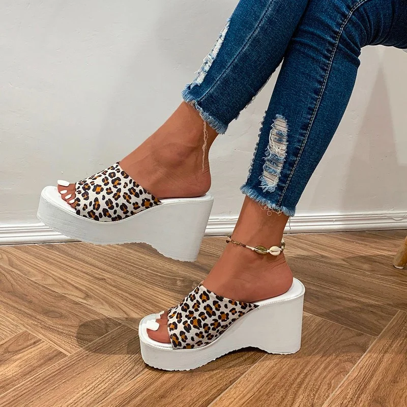 

Сандалии женские на танкетке, босоножки на платформе, с леопардовым принтом, шлепанцы, пляжная обувь, лето 2023