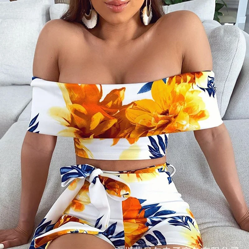 

Женский комплект из двух предметов, летний облегающий топ с цветочным принтом и открытыми плечами и шорты с высокой талией на шнуровке, 2022