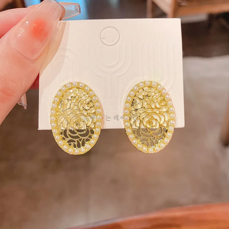 

Baroque Silver Needle Oval Hollow Pearl Earrings Net Red Personalized Design Simple Fashion Women