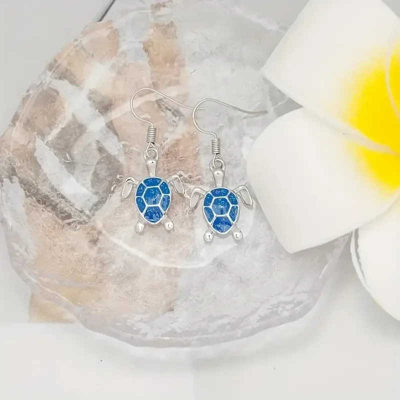 Серьги-гвоздики из белого белка королевского синего черепахи с подвеской в виде