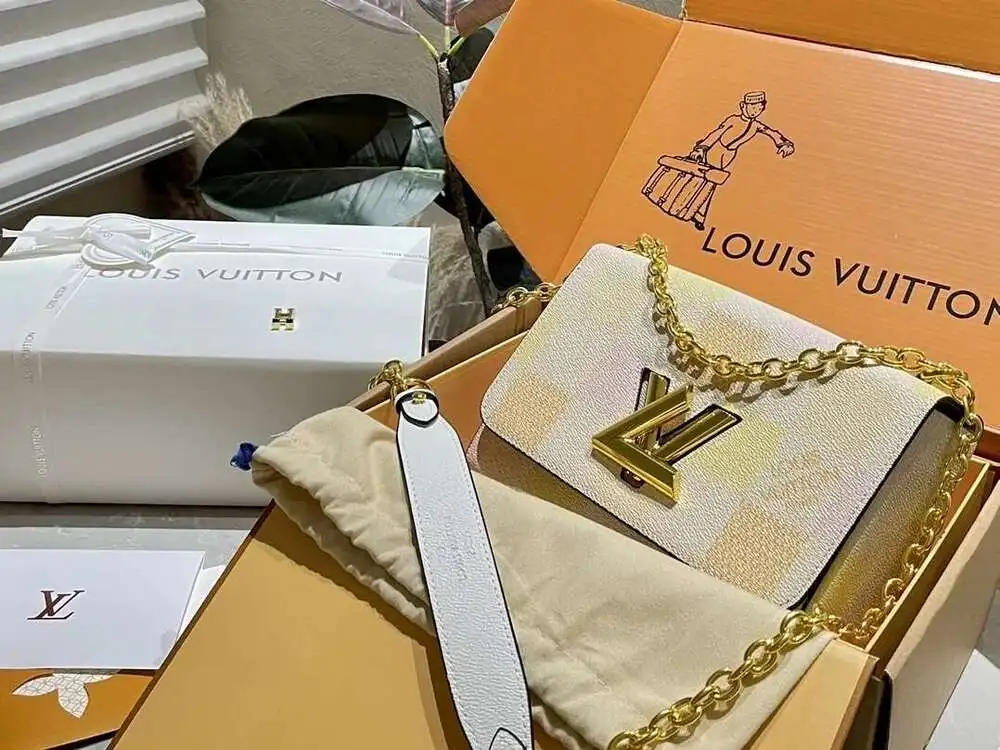 Louis V - Uitton Квадратный Лезвие Цепь 23 10 X 16 См |