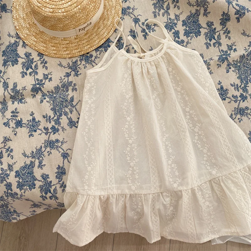 

2023 летние бежевые платья с вышивкой в Корейском стиле для маленьких девочек, детское платье на бретелях без рукавов с оборками для малышей, Новое поступление