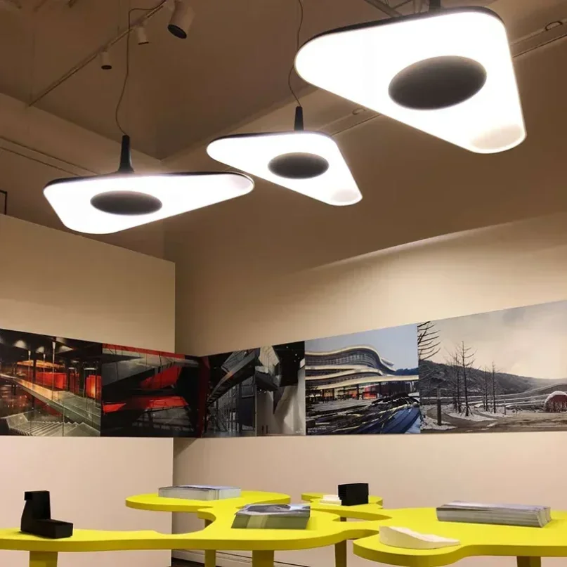 Простой большой подвесной светильник нерегулярный из смолы Soleil Noir Sospensione