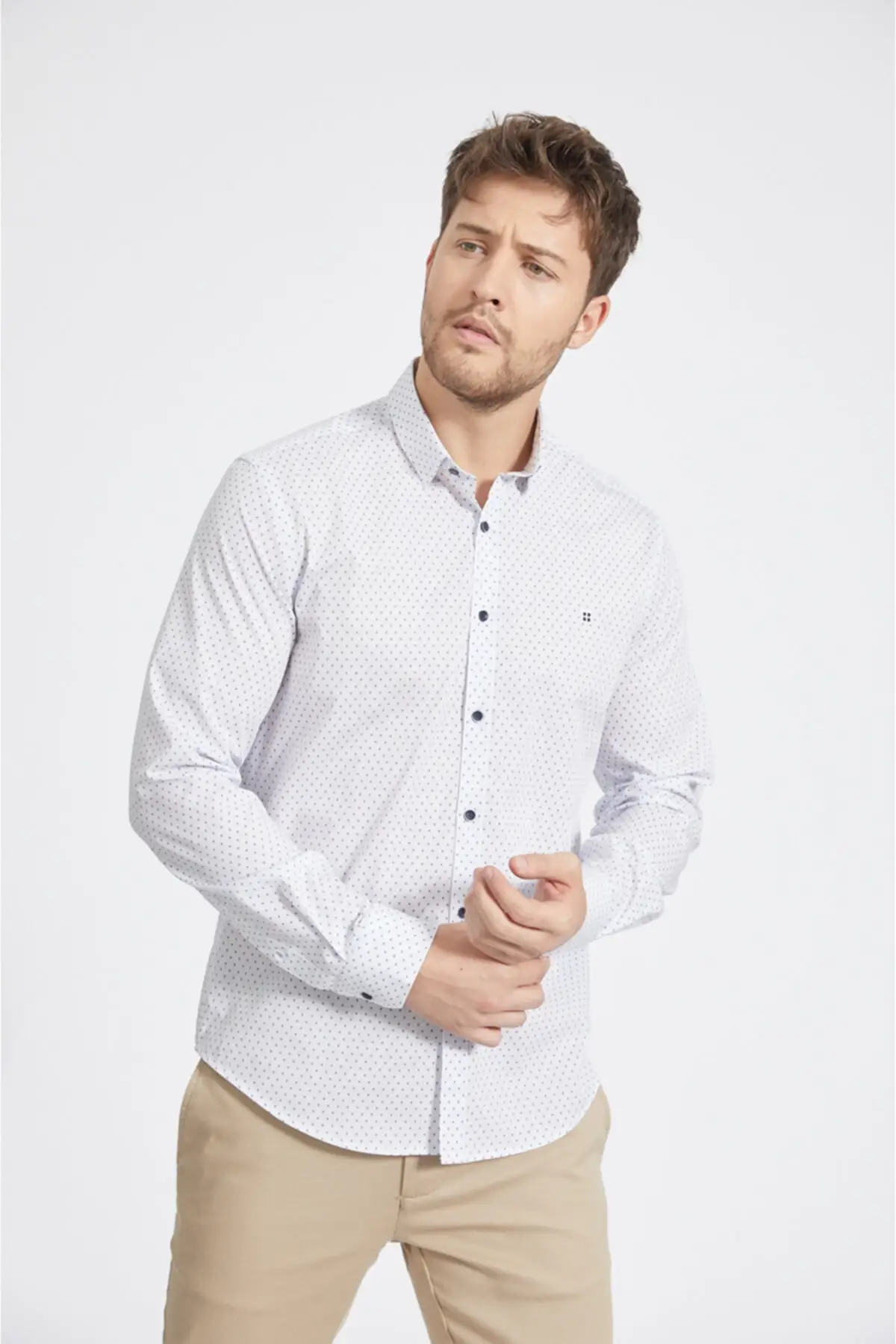 

Мужская приталенная рубашка с белым принтом и английским воротником