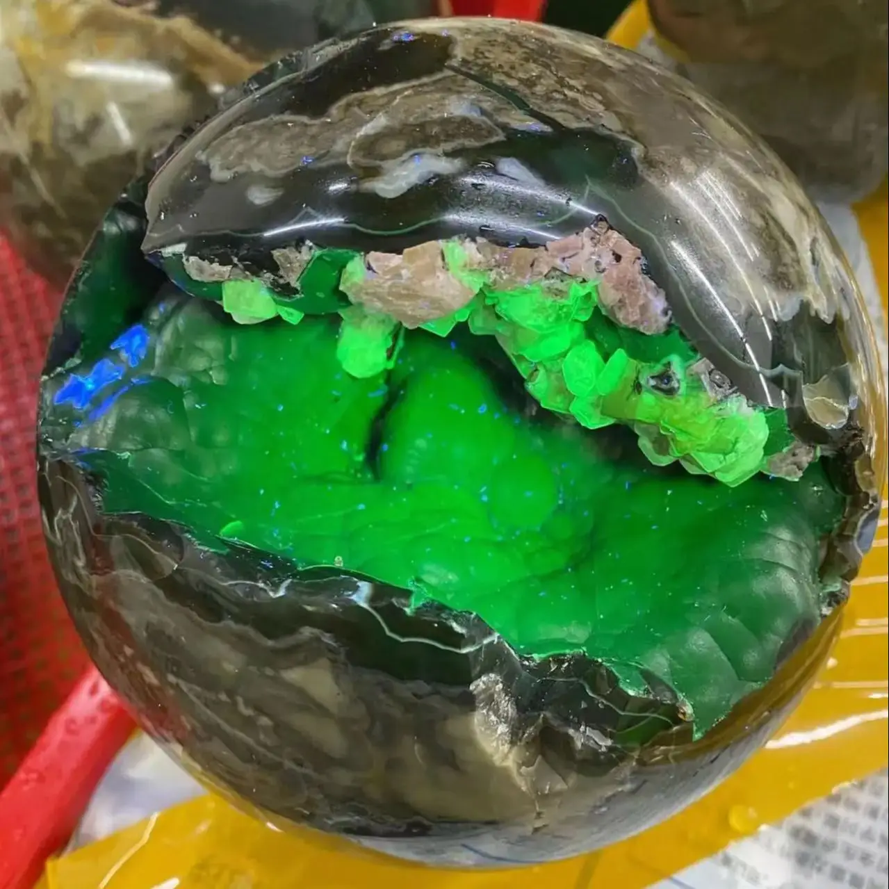 Натуральный вулканический агат, кристалл, сфера, светящийся