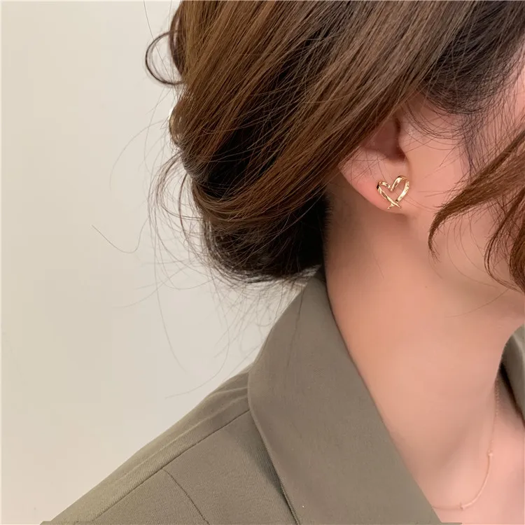 

South Korea East Gate S925 silver needle fashion personality heart earrings simple heart-shaped small metal earrings wholesale