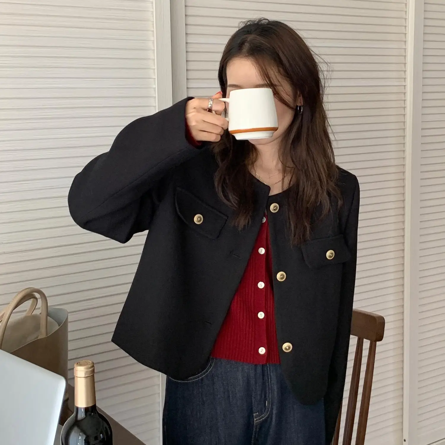 Маленькая ветрозащитная куртка Джокер для съемки в милой точке ранней весны |