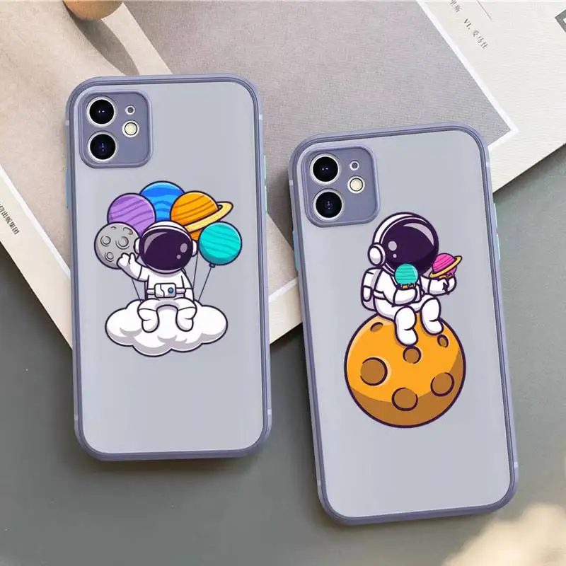

YNDFCNB Cartoon Astronaut Star Phone Case for iPhone X XR XS 7 8 Plus 11 12 13 pro MAX 13mini Translucent Matte Case
