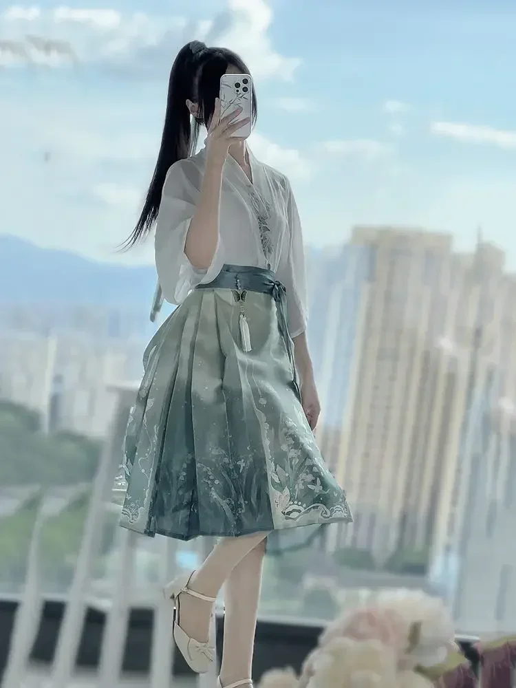 Традиционное китайское платье Hanfu комплект с юбкой изображением лошади 2024