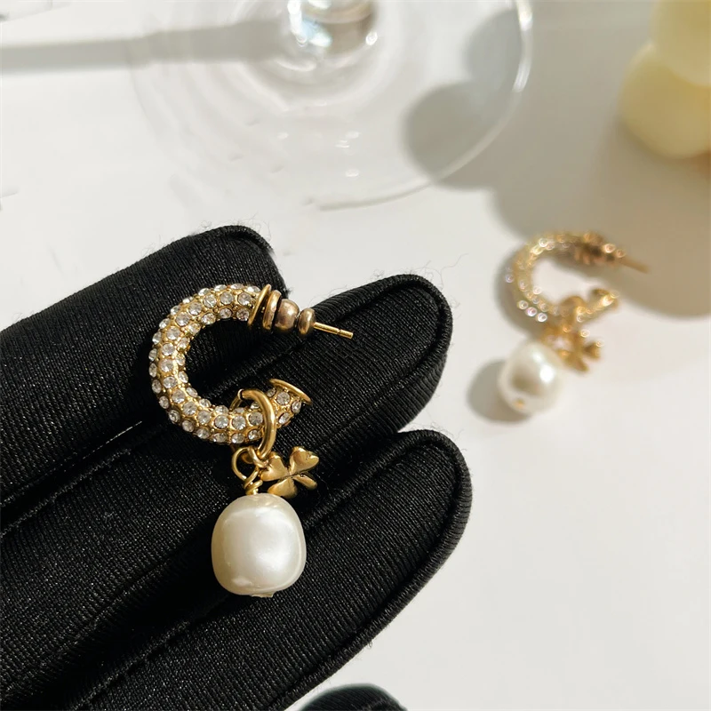 

Hot Famous Brand Irregular Pearl Crystal Clover Luxury Earrings Women Girl Gift Europe America Designer Jewelry Trend