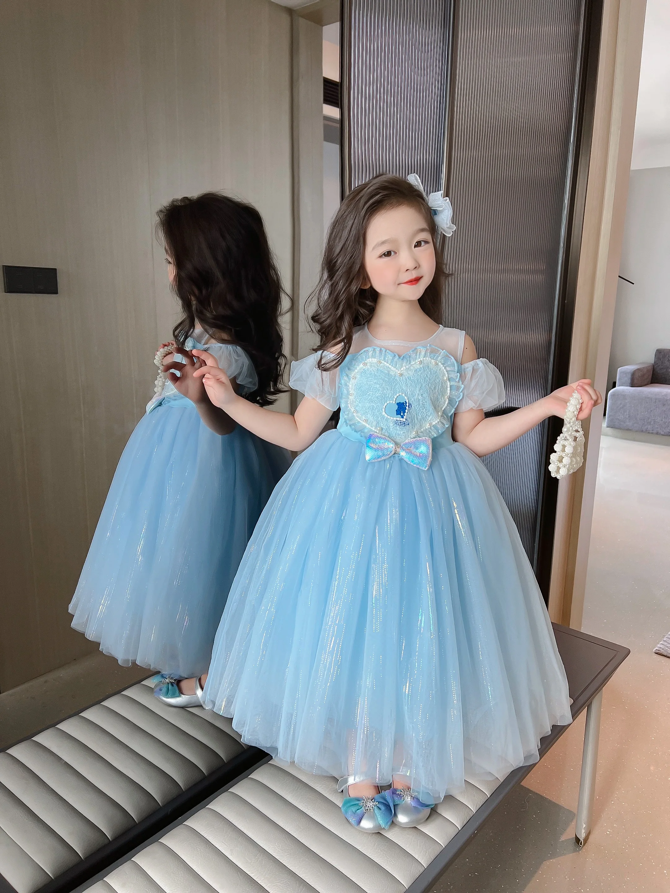 Платье принцессы Эльзы для девочек с открытыми плечами и короткими рукавами