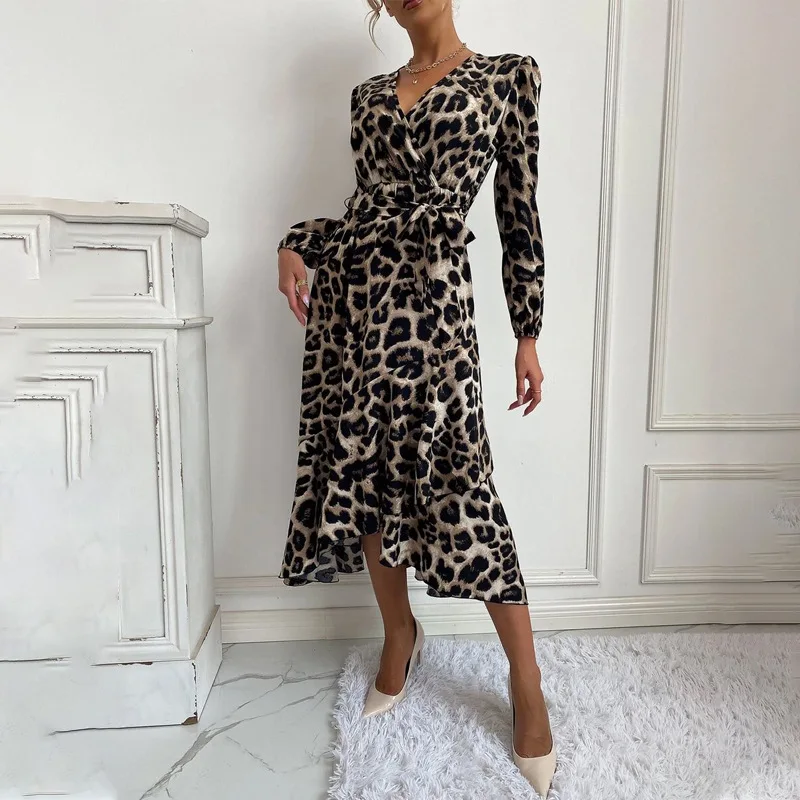 

Женское платье с леопардовым принтом, длинным рукавом и V-образным вырезом