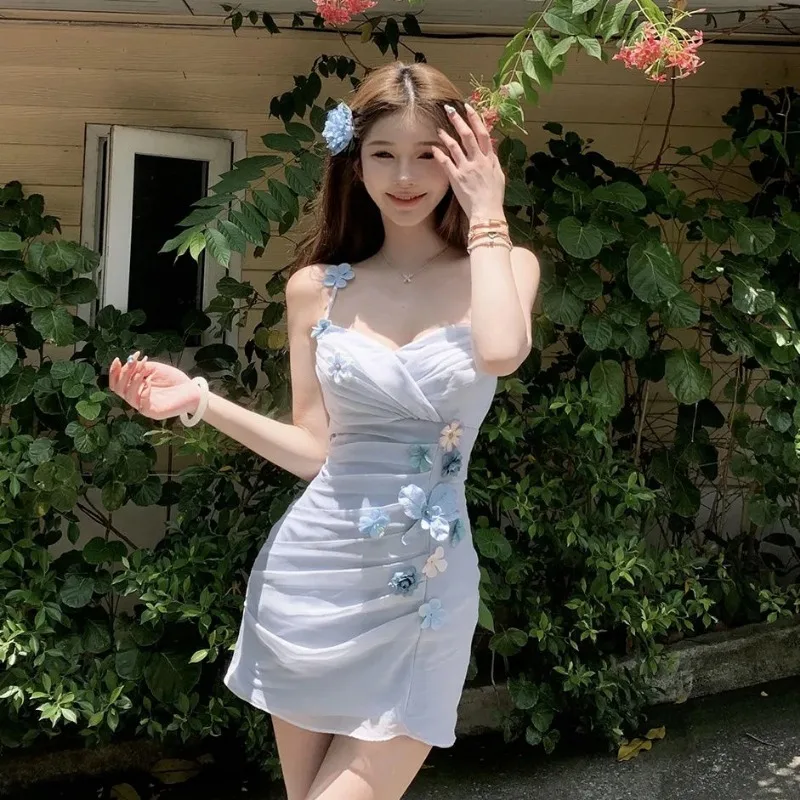 Роскошное платье на бретельках с трехмерными цветами летнее облегающее