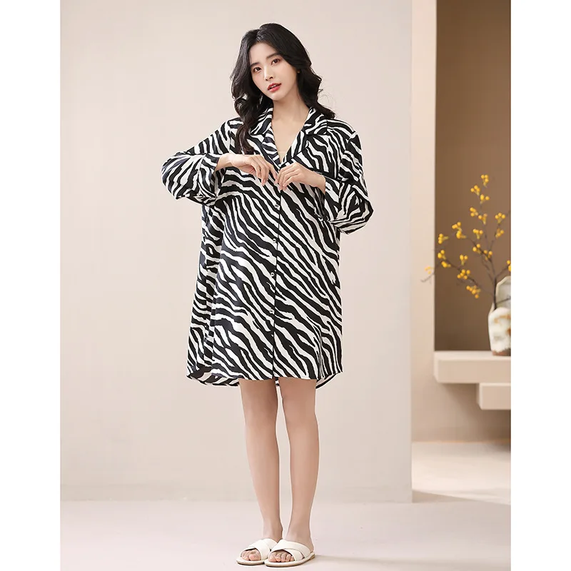 

Новая модная атласная шелковая ночная рубашка для женщин пикантные полосатые ночные рубашки с зеброй свободный размер Ночная Одежда Домашняя одежда 2023