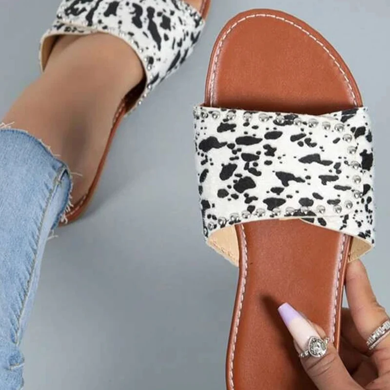 Women Studded Decor Cow Pattern Sandals Fashion Summer Faux Suede Flat Sandals Summer Outdoor Slides Beach Vacation Woman Shoes