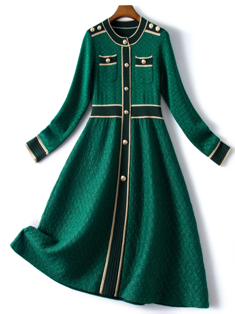 

Женское трикотажное платье-трапеция с золотыми пуговицами