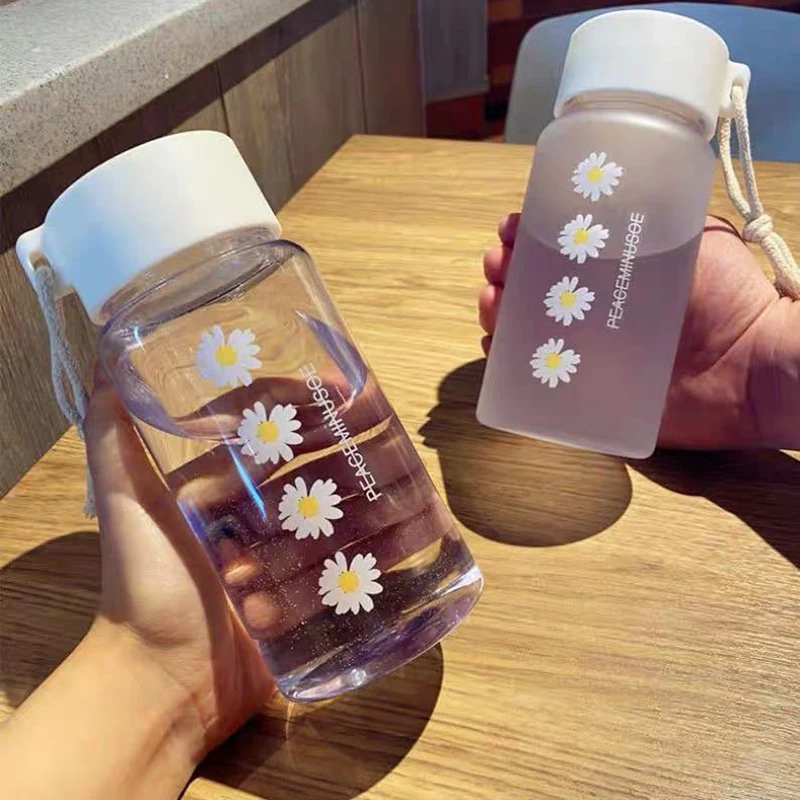 

Small Daisy Transparent Plastic Water Bottles BPA Free Creative Frosted Water Bottle with Portable Trendy watRope Travel Tea Cup
