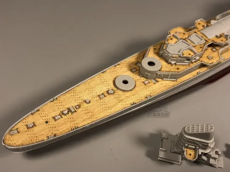 CY 700022 Деревянная колода 1/700 с якорной цепью и трубачкой 05766