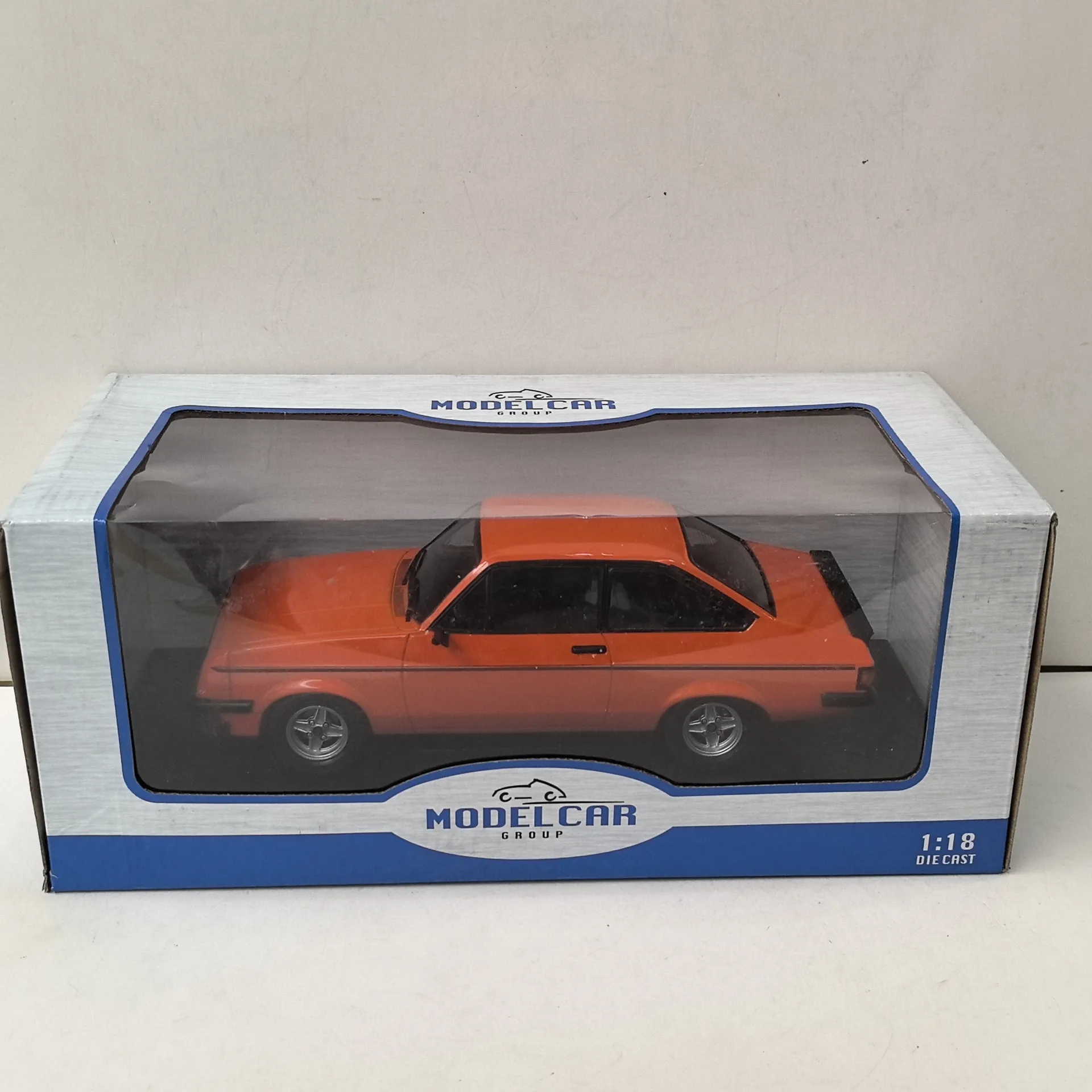 Фото Модель автомобиля FORD ESCORT MKII RS 2000 O2 из литого металла, масштаб 1/18. №2