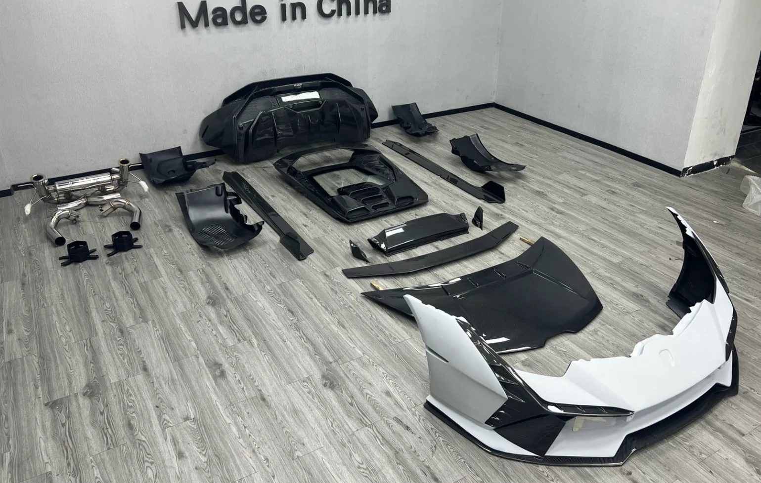 Фото Комплект обвеса для Lamborghini Huracan LP580 LP610-4 для обновления до Tecnica Kit Facelift, включая передний и задний бамперы, а также боковые пороги. №3