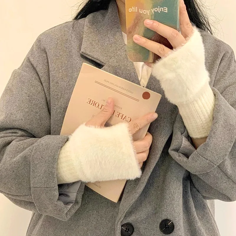 Рисунок 2 - Плюшевые перчатки с открытыми пальцами для женщин