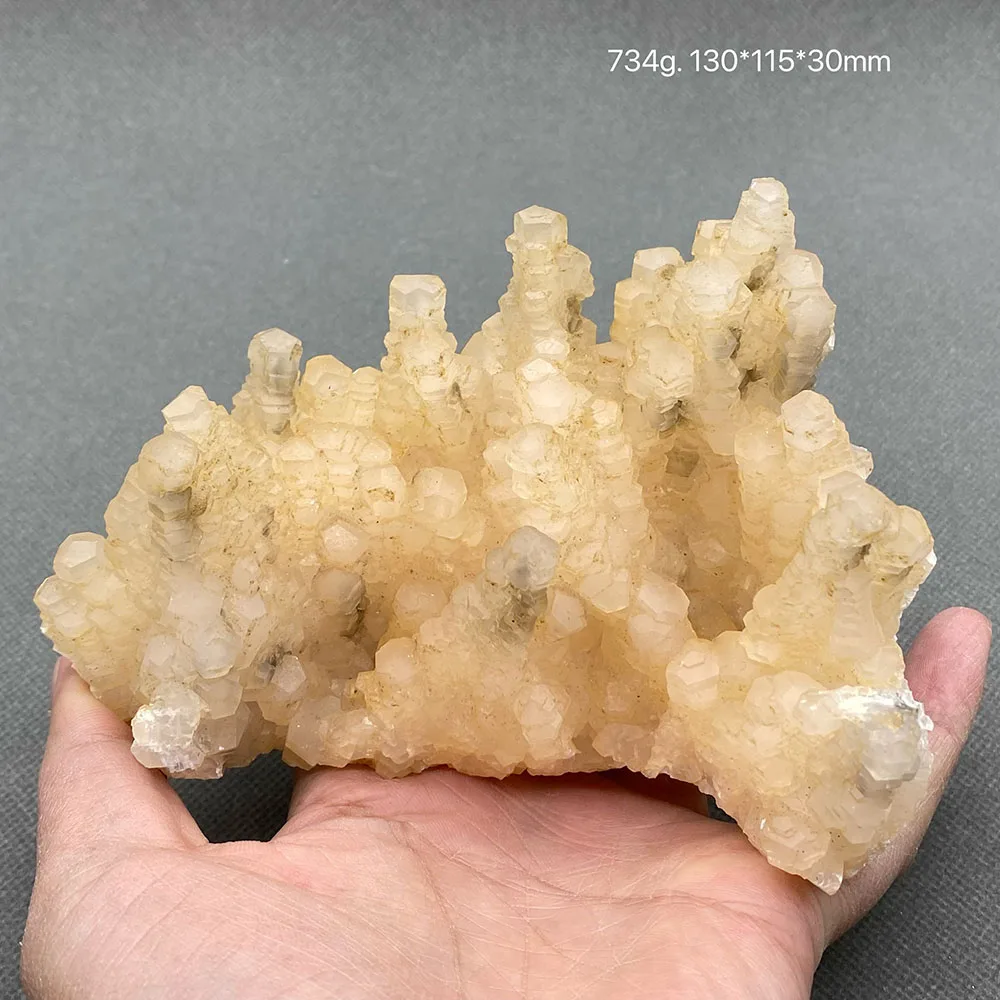 100% натуральный кальцит в форме башни (с флуоресценцией) черный образец