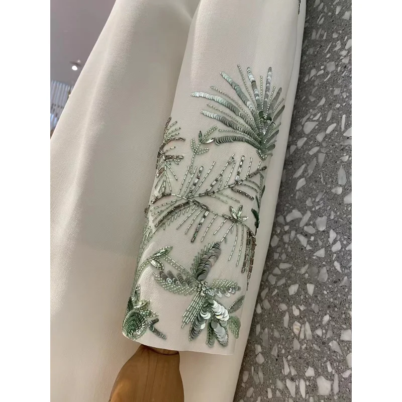 Рисунок 2 - Женское белое мини-платье с V-образным вырезом