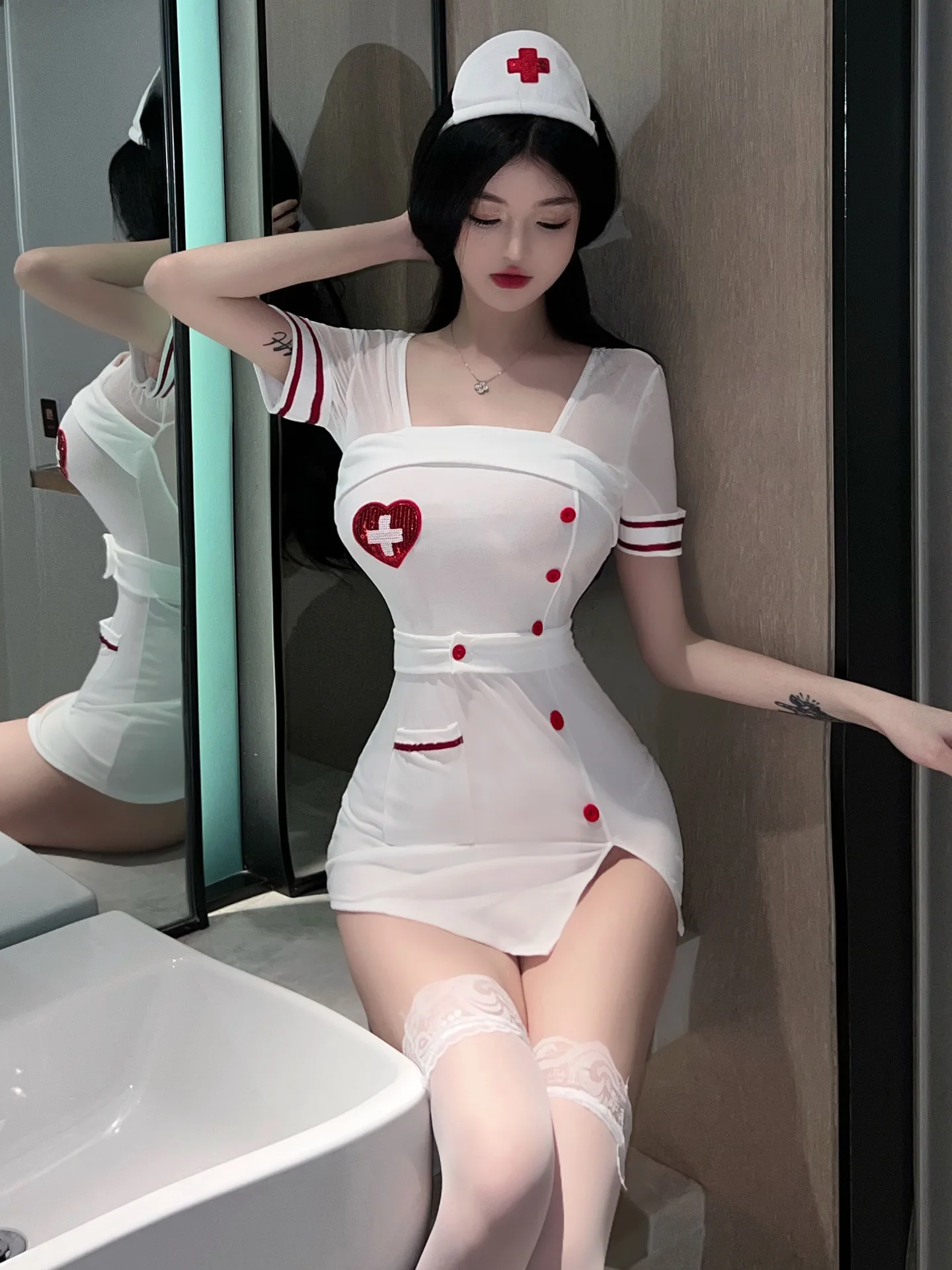 Рисунок 3 - Сексуальная соблазнительная форма медсестры с разрезом