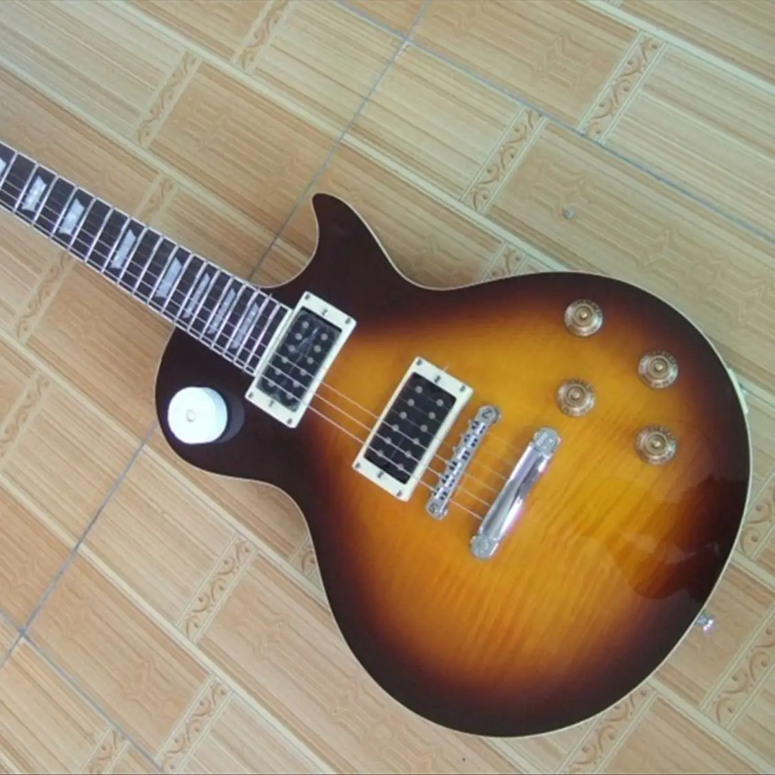 

Hot sale 6 string Beauty electric guitar can be customized free shipping
