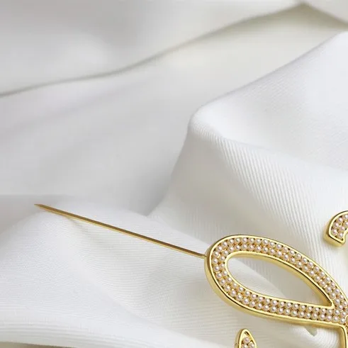 

Design Niche Geometric Hollow Letter Brooch MINI Pearl Pin Personality Joker Accessories Brooches for Women Wholesale