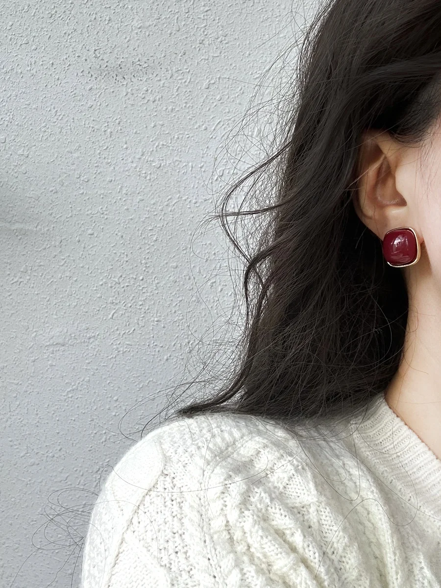 Тихие геометрические квадратные винно-красные серьги Ankela на осень и зиму 925