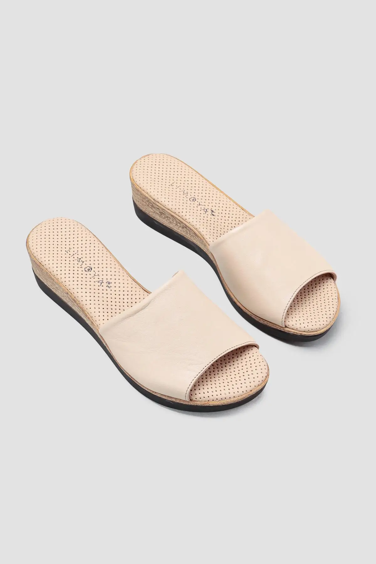 

Women's Skin Color Genuine Leather Honor Wide Belt Slippers