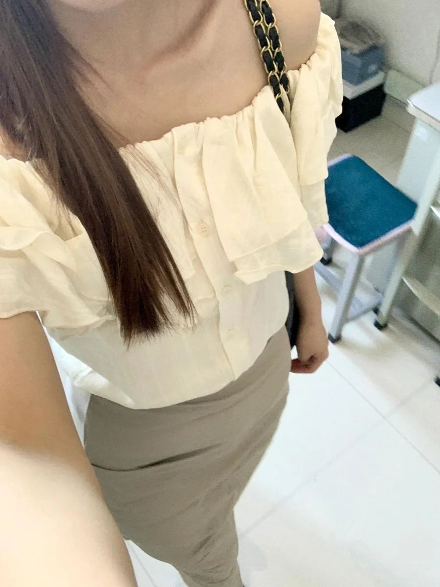 Большие размеры рубашки с открытыми плечами и воротником оборками короткими