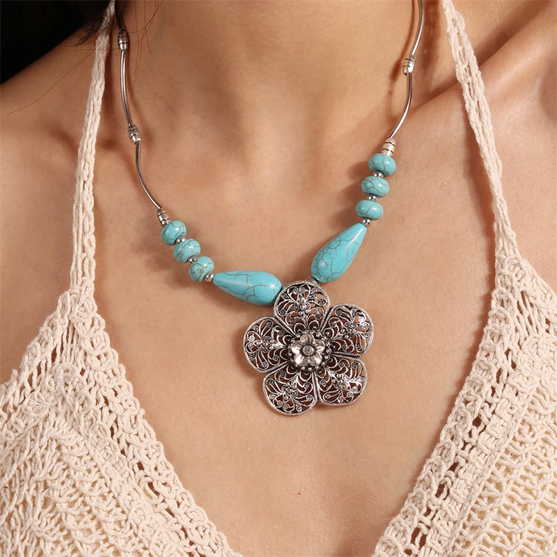 

Ethnic Vintage Silver Alloy Flower Necklaces for Women Bohemian Turquoises Necklaces Girls Party Holiday Jewelry Gifts