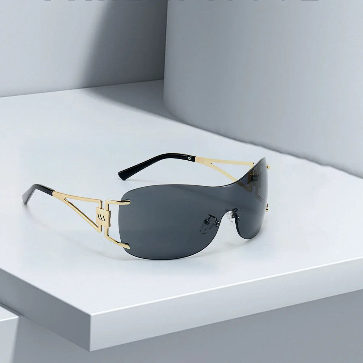 Модные солнцезащитные очки с золотой каймой и градиентными зелеными линзами