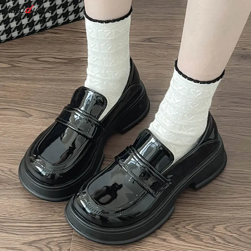 

Брендовые дизайнерские весенние лоферы на платформе и массивном каблуке для женщин 2023 женские туфли из лакированной кожи с квадратным Носк...