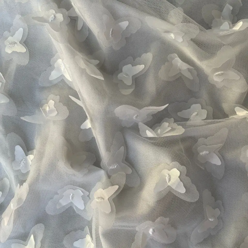 Двухслойная декоративная кружевная ткань с вышивкой в виде маленькой бабочки