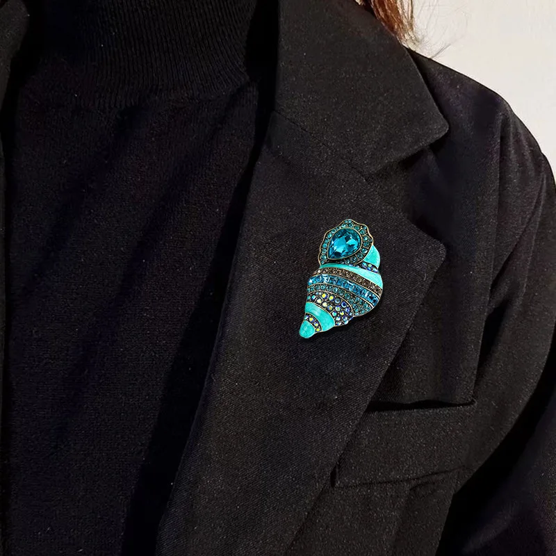 Эмалированная брошь в винтажном стиле