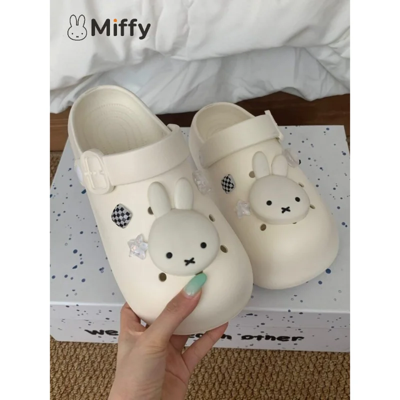Фото Кавайные сандалии-клоги Miffy для женщин с толстой подошвой, поддержкой свода стопы, противоскользящие, с мультяшным дизайном, пляжные шлепанцы для летнего отдыха на море, новинка. №1