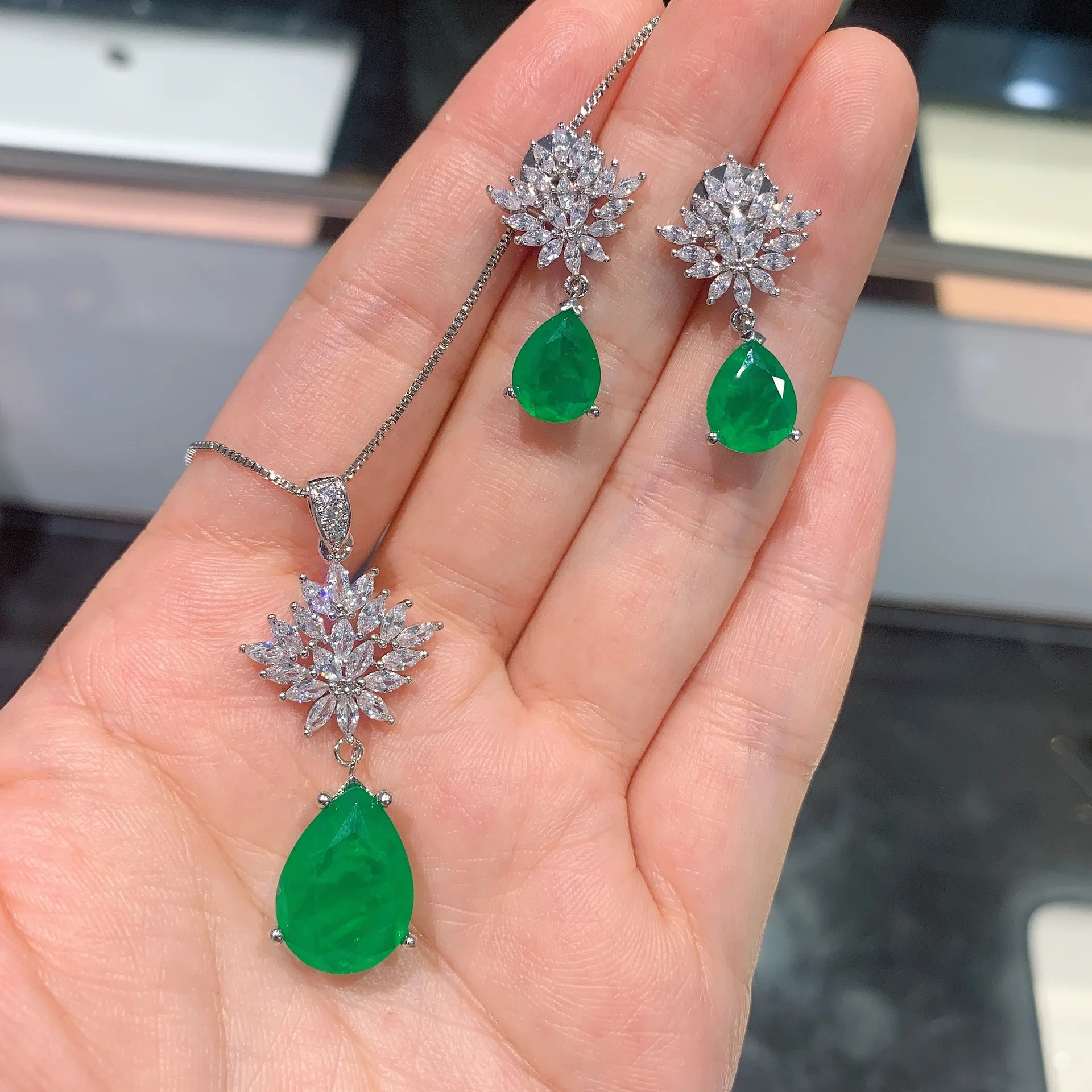 

Серьги-подвески из серебра 925 пробы с изумрудами