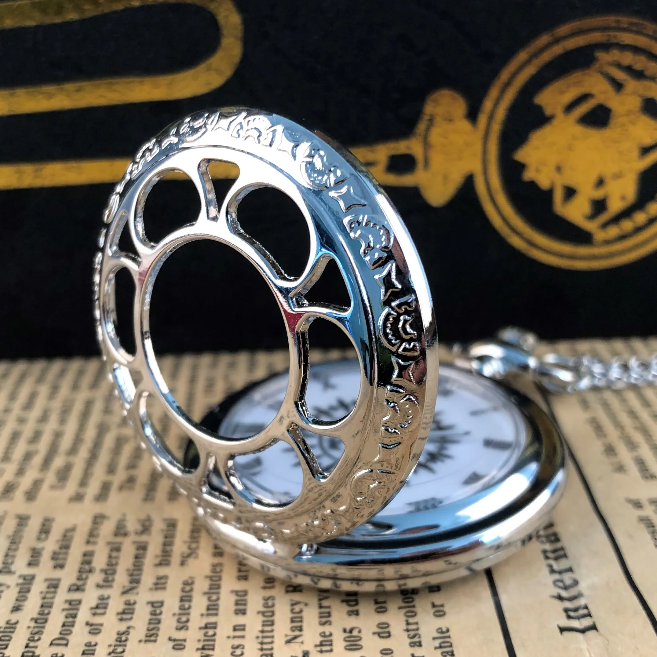 Рисунок 3 - Классические Серебристые кварцевые карманные часы