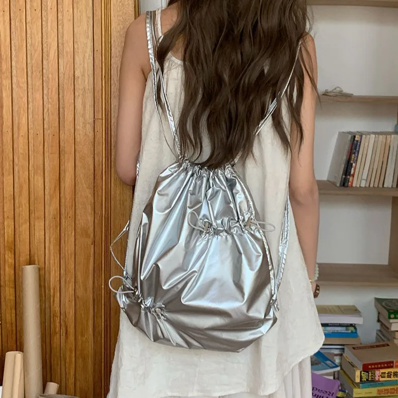 Корейский нишевый дизайн плиссированный серебристый рюкзак на шнурке для женщин