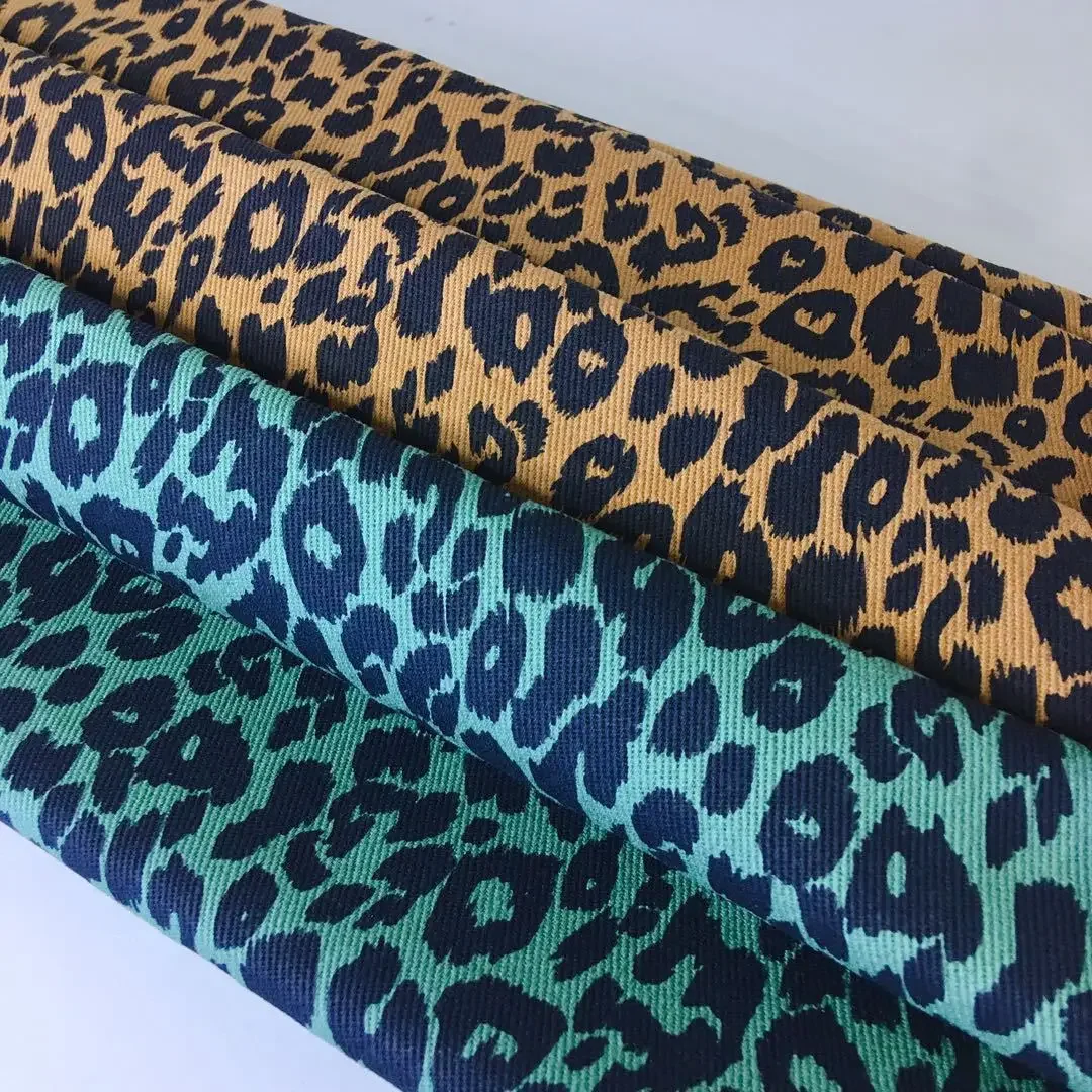 Джинсовая ткань с леопардовым принтом