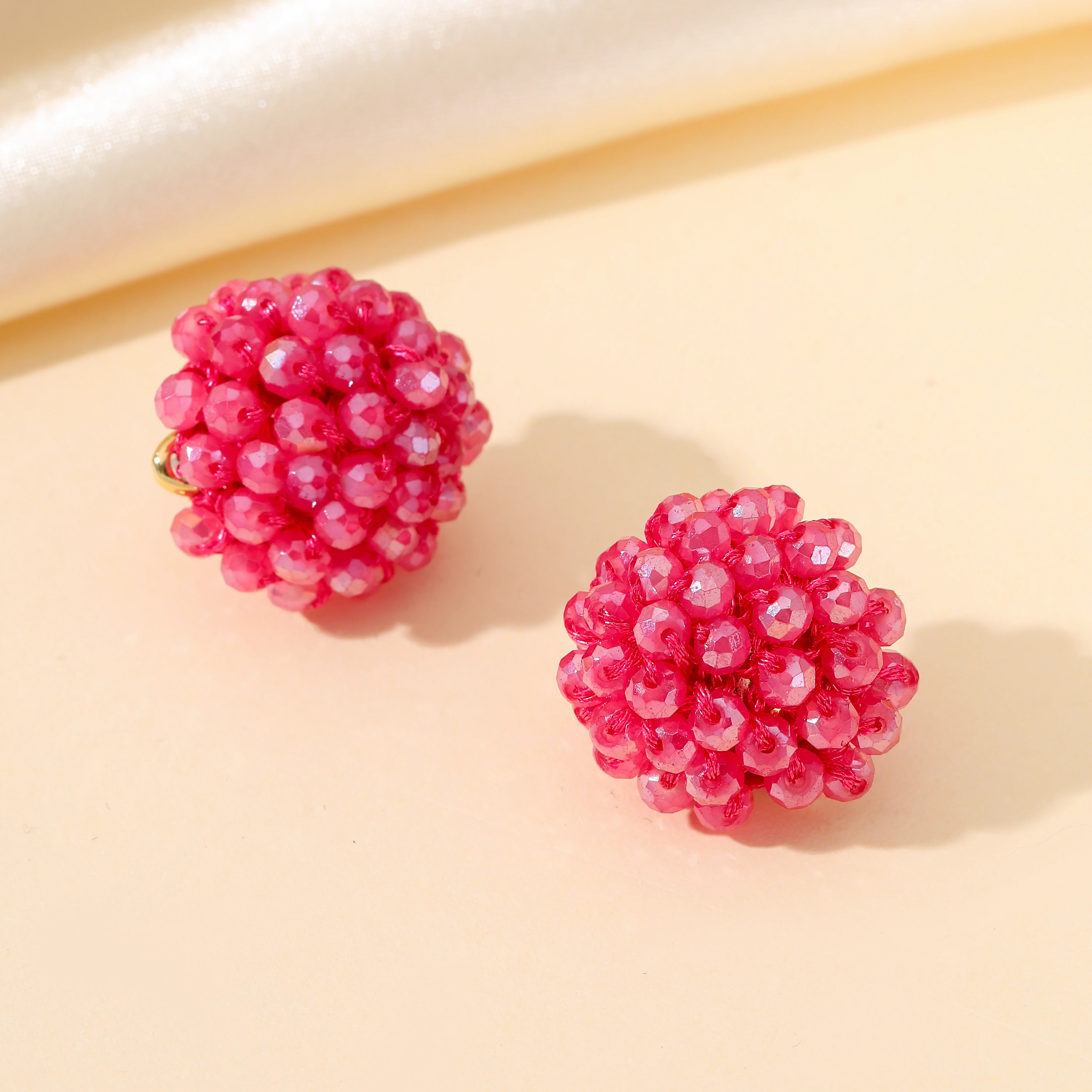 Круглые серьги-гвоздики из бусин INKDEW