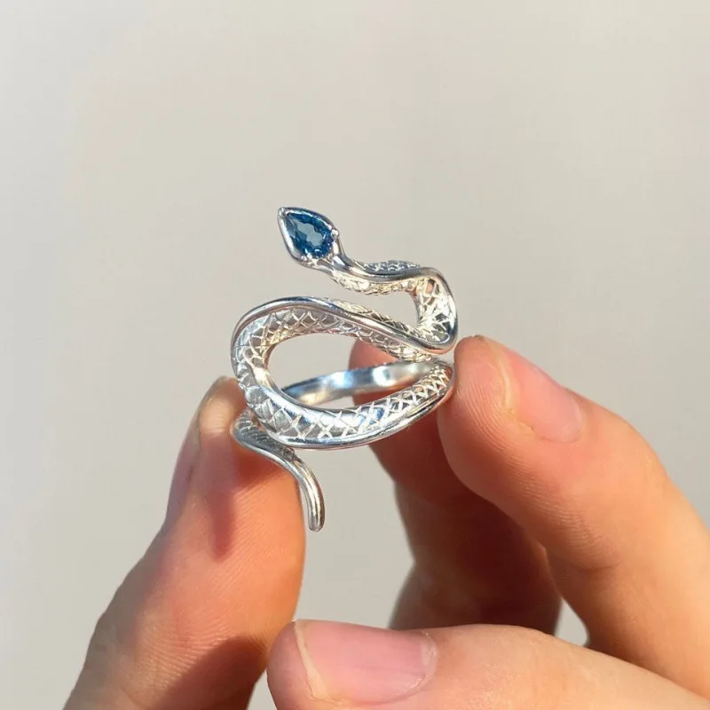 

Креативное женское темпераментное кольцо, преувеличенное кольцо со змеей для женщин, инкрустированное голубым драгоценным камнем, серебря...