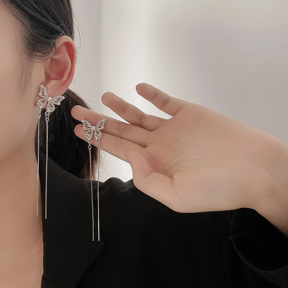 

Изящные стразы, ажурные серьги-бабочки с длинной цепочкой и кисточкой для женщин, стильные металлические длинные серьги